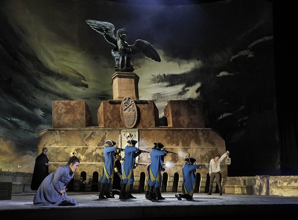 Sonya Yoncheva in the title role and Vittorio Grigolo as Cavaradossi in Puccini s Tosca. Photo Ken Howard Met Opera foto małe