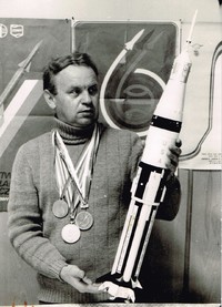 046 Mieczyséaw Twardowski dwukrotny mistrz Ťwiata i dwukrotny wicemistrz w klasie makiet rakietowych S7