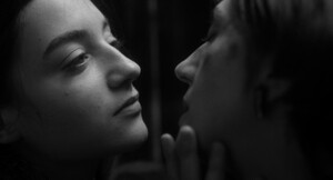 DWIE OSOBY WYMIENIAJĄCE SIĘ ŚLINĄ 3 480 x 259